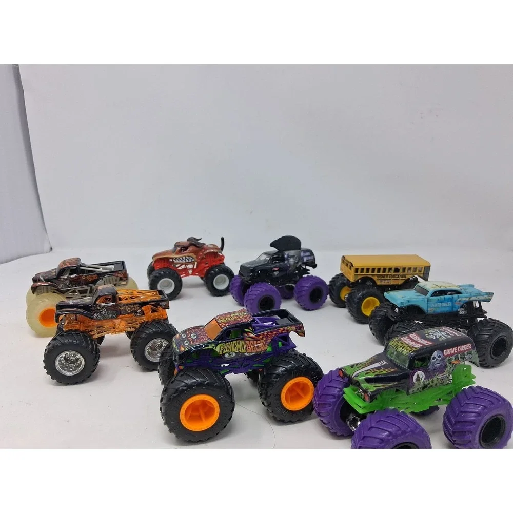 1:64 monster jam monster truck Lot of 8
